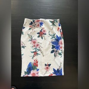 T Tahari Floral Print Slim Skirt In White Bouquet Print size L/G